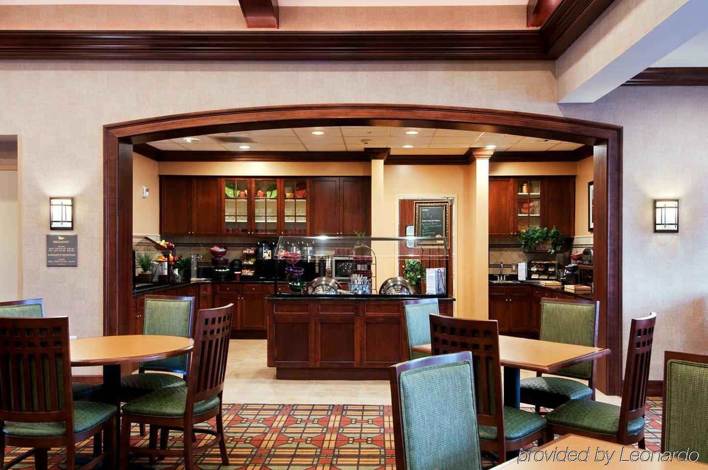 โฮมวู้ด สวีท บาย ฮิลตัน เดนตัน Hotel ร้านอาหาร รูปภาพ